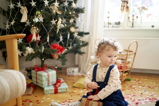 http://０歳児のクリスマスプレゼント、先輩ママのプレゼント＆部屋の飾りつけ方法を一緒にご紹介